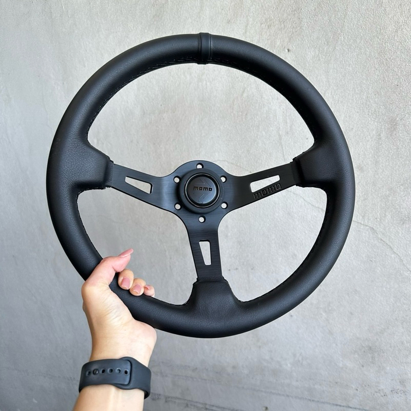 MOMO Steering wheel Black Edition พวงมาลัยแต่ง ขนาด 13.5“ นิ้ว ก้านยก 3“ หนังนิ่มมีร่องนิ้ว หนังเรียบ