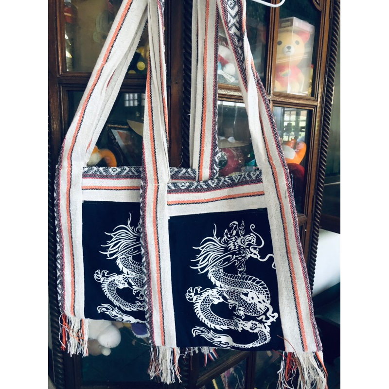 ย่ามมังกรเงินขนาด12*12นิ้วมี2ซิปมีซับในราคา59บาท