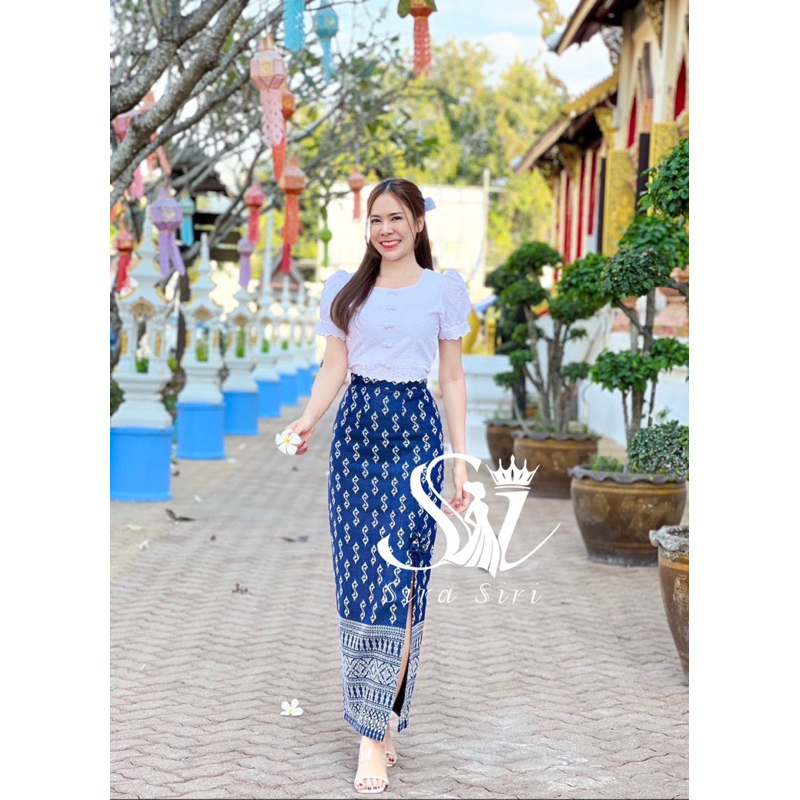 Sira Siri ชุดไทยเสื้อคอตตอนคอเหลี่ยม แขนตุ๊กตา แต่งกระดุมคู่ ใส่กับผ้าถุงสำเร็จรูปทอลายสวยๆ ตัดเย็บละเอียด อัดกาวอย่างดี