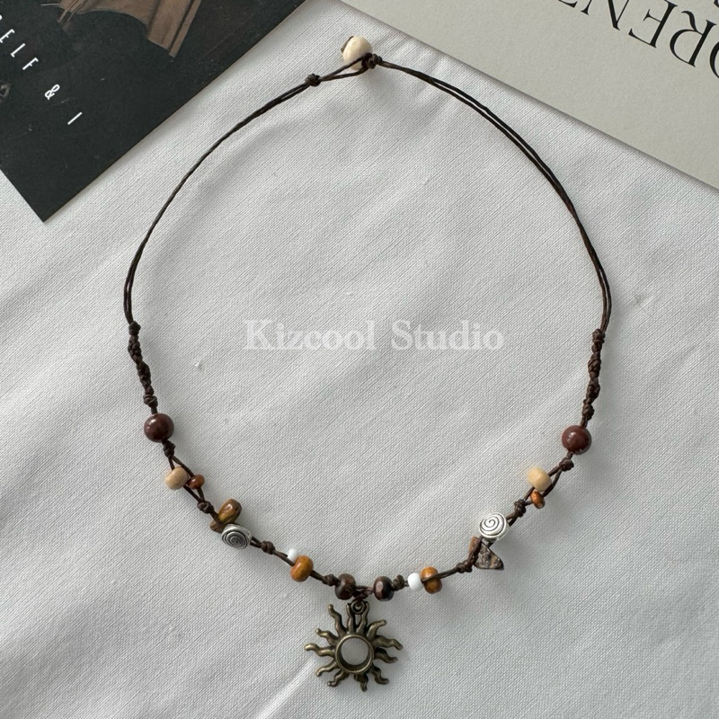 Kizcool Studio | สร้อยถักเชือกเทียน จี้โลหะ จี้เลท handmade สร้อยไปทะเล วินเทจ แฟชั่น ยุคสมัย