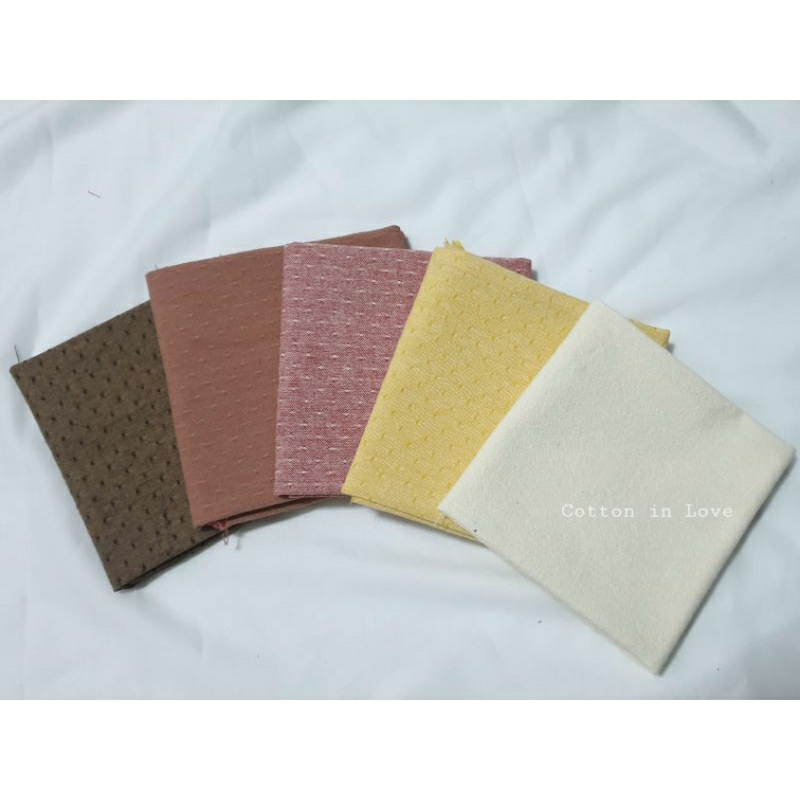 ผ้าทองานควิลท์ลายเล็กๆ ขายแยกชิ้นขนาด 1/4 หรือ 50×70cm (C548)