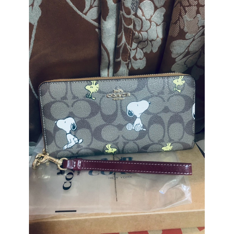 กระเป๋าสตางค์ Coach Peanuts Snoopy limited khaki zip wallet