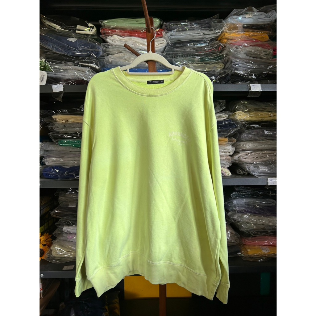 เสื้อสเวตเตอร์แขนยาวสีเขียวใบตอง เนื้อผ้าดีมากสภาพใหม่ ป้ายงาน TBJ NEARBY PJ546