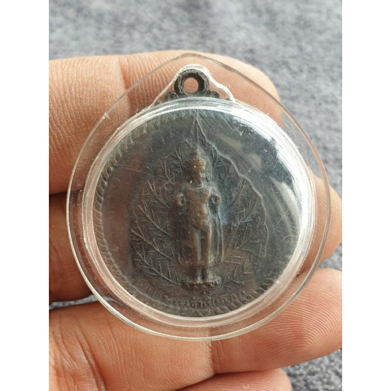 เหรียญพระเจ้าเปิดโลก เนื้อโลหะผสม ปี 2517 สระบุรี เลี่ยมกรอบพร้อมใช้พระบ้านๆราคาแบ่งปัน