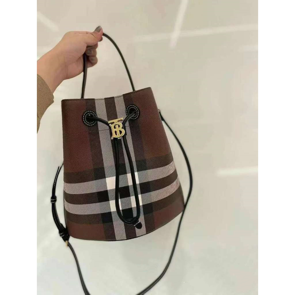 ✨ BURBERRY  ถังน้ำ TB ขนาดเล็ก แพ็ค กระเป๋าสะพายข้าง 80696551