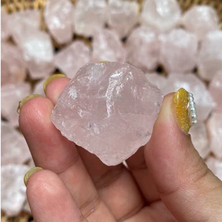‼️พร้อมส่งใน🇹🇭‼️Rose quartz โรสควอตซ์ดิบ ช่วยส่งเสริมความรักความเมตตา, เสริมเสน่ห์ให้ผู้ครอบครอง ขนาดหิน 2-5 ซม