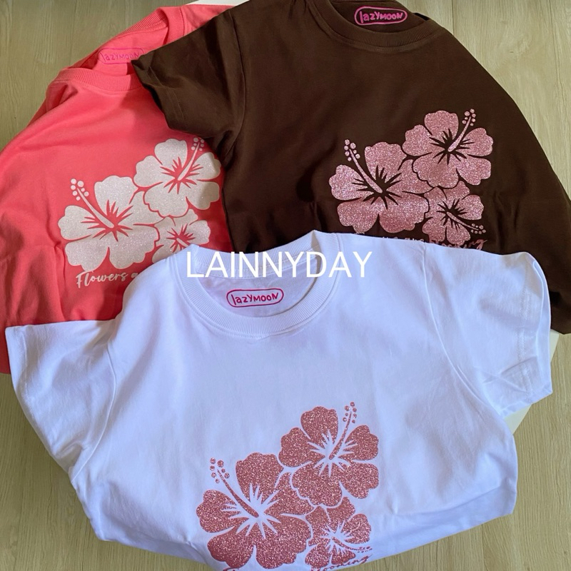 (สั่งผ่าน Shopee วิดีโอ ที่หน้าร้าน ลด 30%) เสื้อชบา baby tee กลิตเตอร์วิ้ง เสื้อลายอักษร งานป้าย Lazymoon
