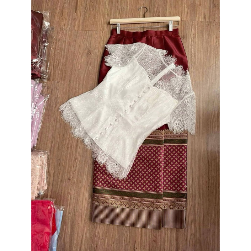 ชุดไทย Sira Siri เสื้อลูกไม้ฝรั่งเศส(รุ่นคุณใหม่ ดาวิกา) แต่งกระดุม ผ้านิ่ม ใส่กับผ้าถุงสำเร็จรูปทอลายการบิน สวยหรูสุดๆ