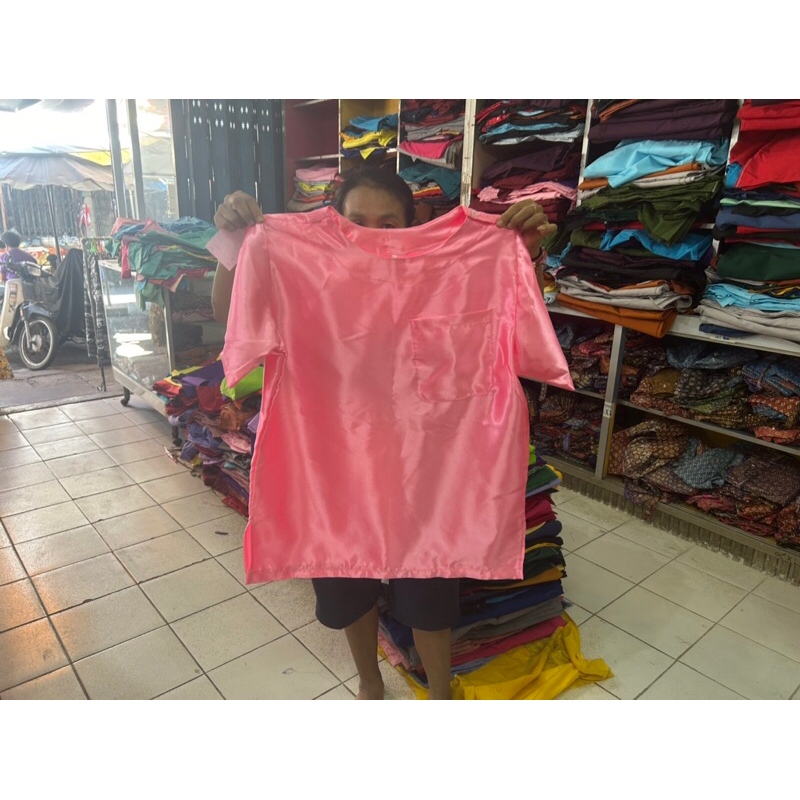 เสื้อไทย สีชมพูหวาน คอกลม ผ้ามัน / ผ้าต่วน ผู้ใหญ่ แขนสั้นนะคะ