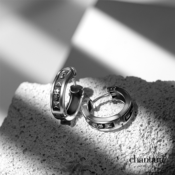 Chantara - ต่างหูห่วง ลายหัวกะโหลก ต่างหูเงิน ขนาดวงนอก 15มิล ต่างหูชาย ตุ้มหูแฟชั่น ตุ้มหูวินเทจ ฟรีผ้าเช็ด (พร้อมส่ง)