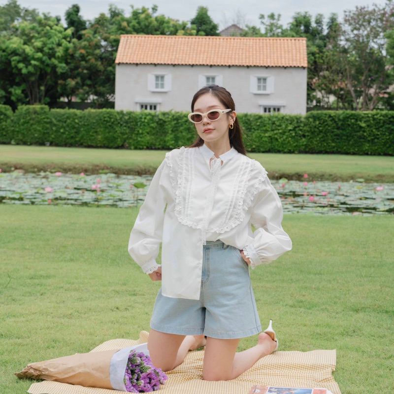FLASHMARBLE ABIGAIL SHIRT เสื้อเชิ้ต เนื้อผ้าบางนิ่ม แต่งผ้าลูกไม้