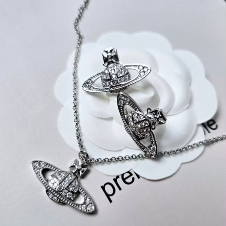 𝓝𝓮𝔀 𝓲𝓷 𝓒𝓵𝓪𝓼𝓼𝓲𝓬 สร้อยคอ & ต่างหู 𝓥𝓲𝓿𝓲𝓮𝓷 𝓦𝓮𝓼𝓽 ไฮเอน 𝑺𝒕𝒂𝒎𝒑 𝒍𝒐𝒈𝒐 อะไหล่เงิน ทอง ✤ 𝑬𝒗𝒆𝒓𝒚 𝒅𝒂𝒚 𝒍𝒐𝒐𝒌 ✤