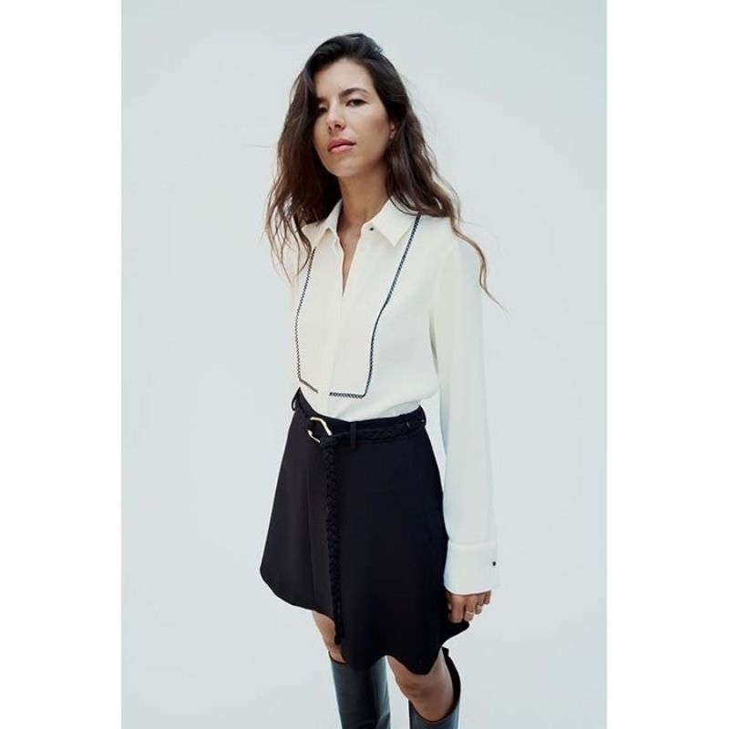 เสื้อเชิ้ต Zara แขนยาวดีเทลแต่งลูกไม้ดำ รุ่นกระดุมสีดำผ่าหน้า ขนาดใหญ่ XL