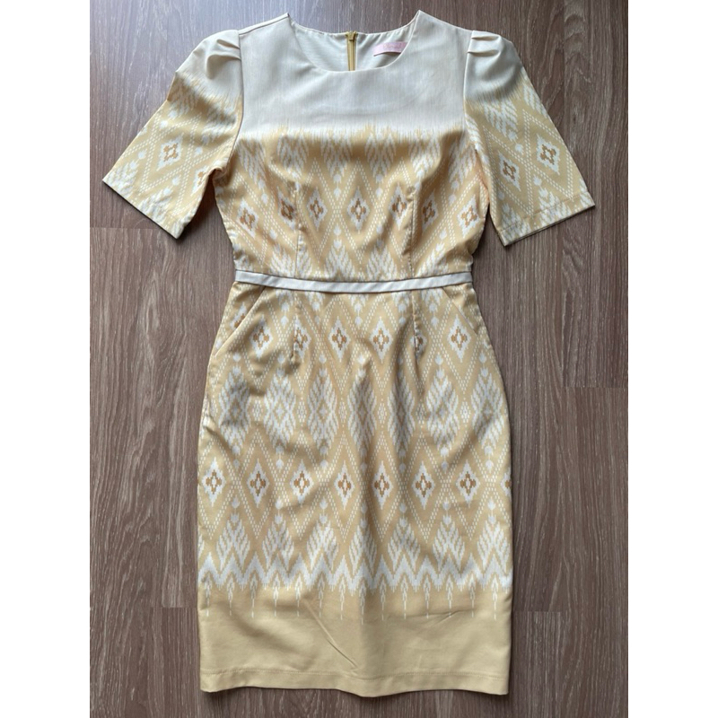 ชุดเดรสลายผ้าไทยสีเหลืองมีกระเป๋า Elgrand S.s มือสอง