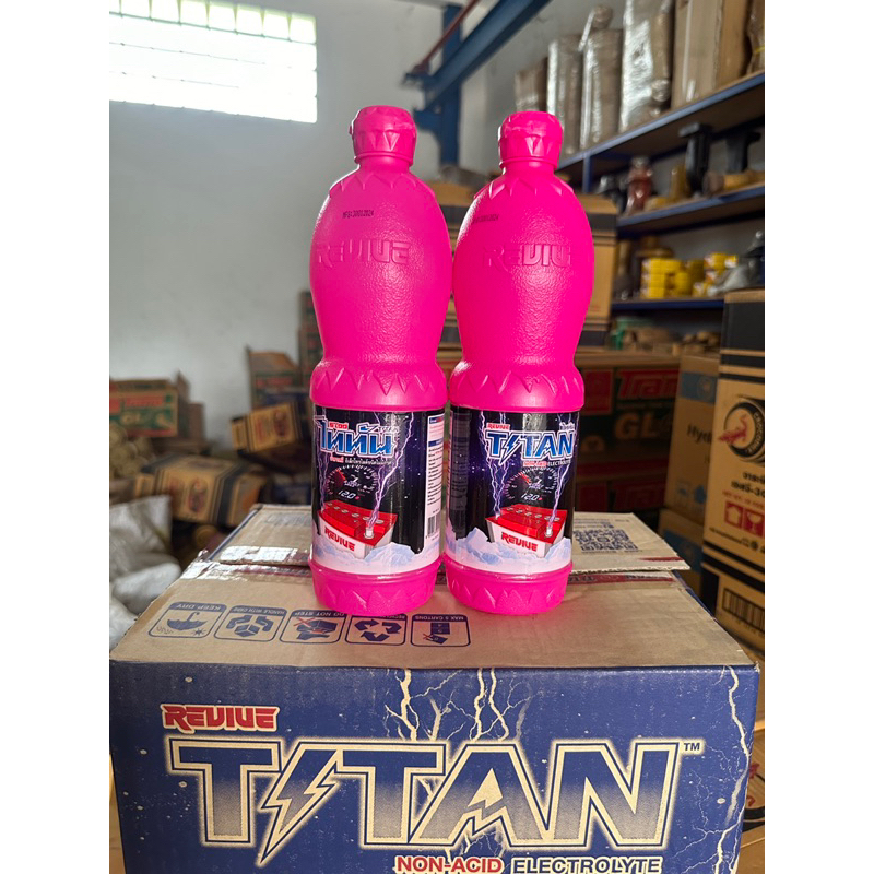 น้ำกลั่น รีไวว์ ไททัน น้ำยาเคมีเติมแบตเตอรี่สีชมพู 900 ml