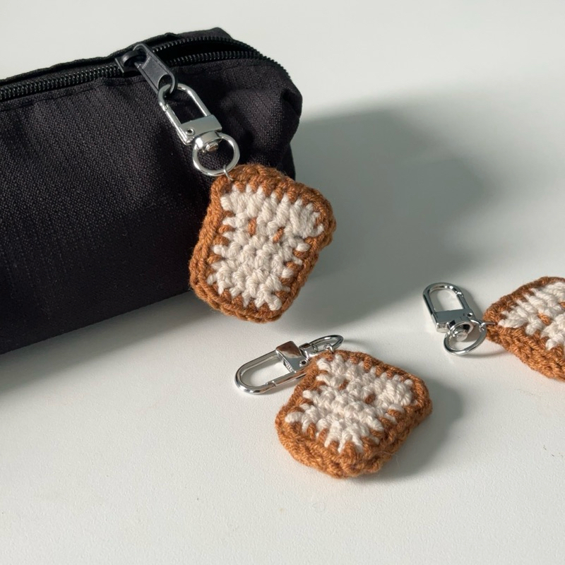 🍞LITTLE BREAD KEYCHAIN พวงกุญแจขนมปังไหมพรม