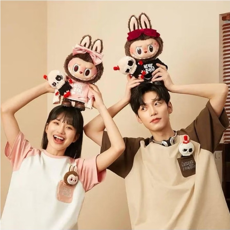 สินค้าพร้อมส่ง เสื้อคู่ Catch Me The Monster Labubu x Tycoco Pop Mart 🤎🩷