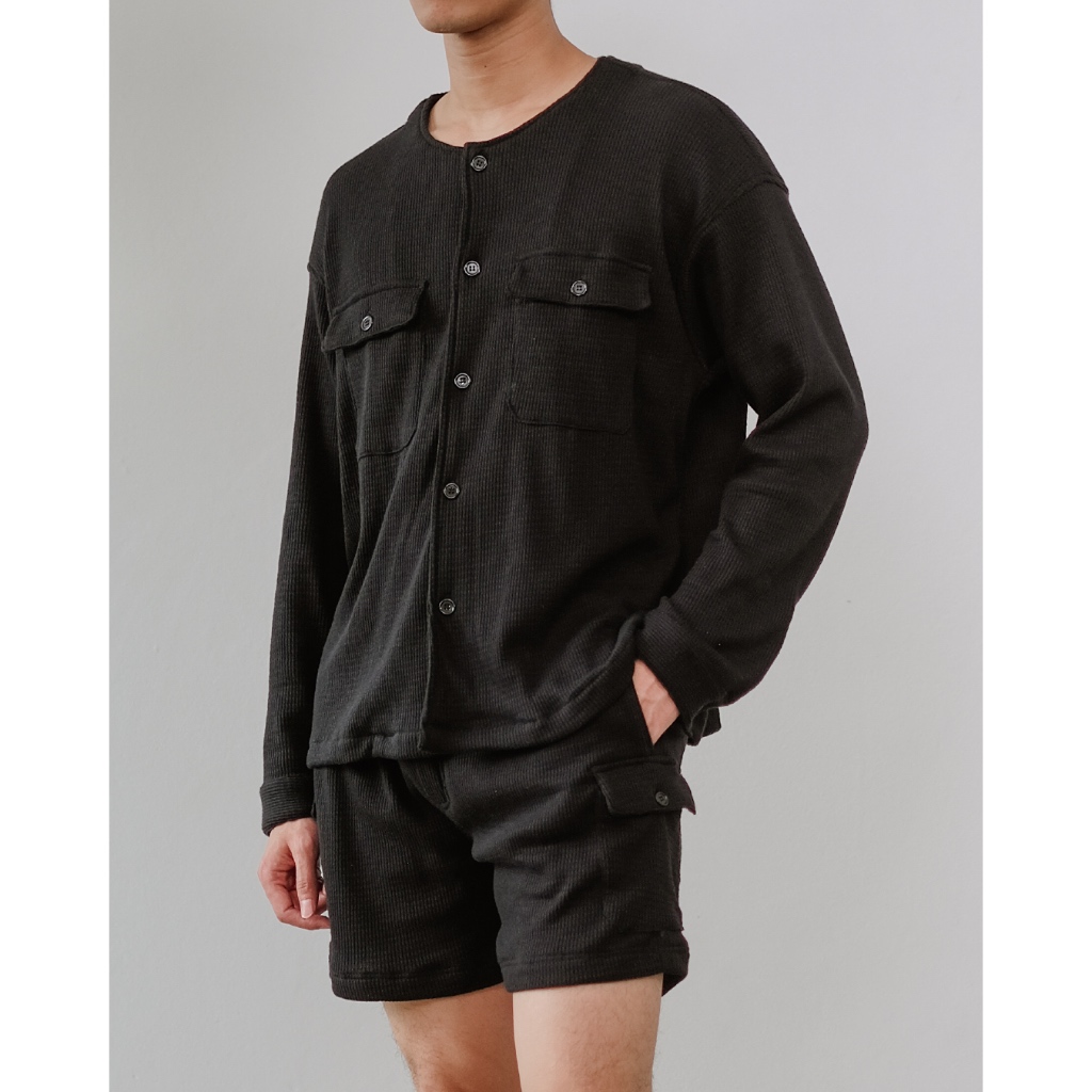Resort's Roundneck Shirt in Waffle Black | เสื้อเชิ้ตผ้าถักลายวาฟเฟิล คอกลม สไตล์รีสอร์ต สีดำ