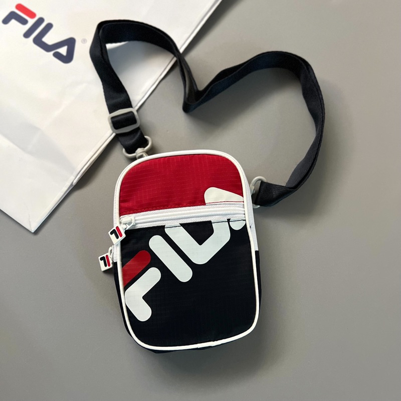 [พร้อมส่ง] ของแท้100% กระเป๋าสะพาย New FILA Mini Crossbody Bag สีกรมแดง ฮิตมาก