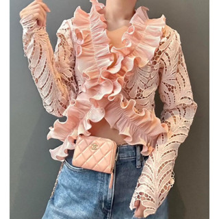 เสื้อลูกไม้ฉลุ แต่งคอยด้วยผ้าอัดพลีสสุดหวาน หวาน หรู ดูแพงออกงานเช้าคือดีงาม สาวๆสายหวาน ห้ามพลาดกันเลยนะคะ