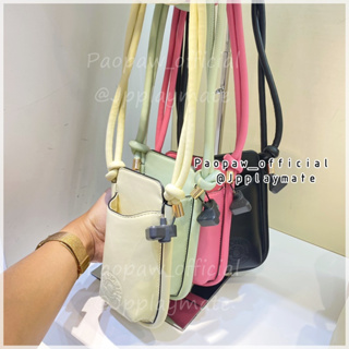 LYN กระเป๋าสะพายข้าง LYN รุ่น Britton Mobile Sling Wallet On Chain : LL23FWF068 แท้จากชอป พร้อมอุปกรณ์