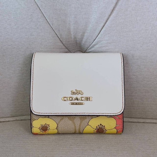 CH719 Small Trifold Wallet In Signature Canvas With Floral Cluste