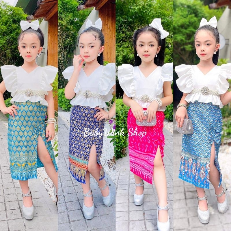 Kw // ชุดไทยประยุกต์เด็กหญิง เสื้อคอวีระบาย+กระโปรงผ่าหน้าผ้าไทยพิมพ์ทองอย่างดี กระโปรงยาว (แถมโบคาดผม)