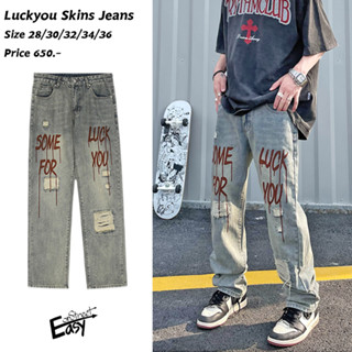 กางเกงยีนส์ทรงกระบอก รุ่น LUCKYOU SKINS JEANS แฟชั่นแนวสตรีท สีฟอก สไตล์เมกา มีรอยขาดที่เข่าทั้งสองข้าง และมีกระเป๋าหลัง