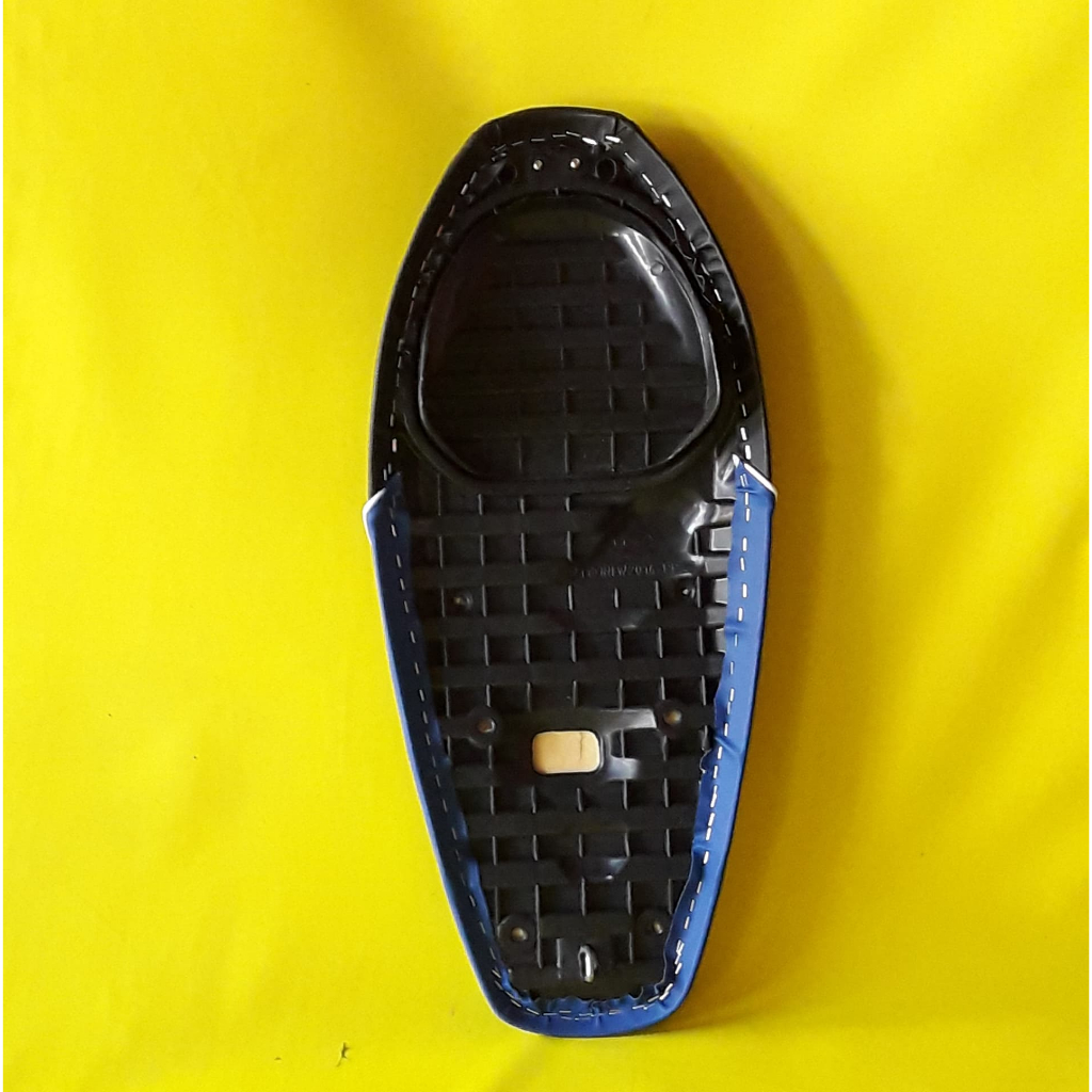 เวฟ110i  2014 [น๊อต]ปาดทรงกลางไม่บางมากนั่งสบายหุ้มหนังลายอาร์ตสีดำข้างนำ้เงินคิ้วขาวและแดงคิ้ขาว - รูปที่ 2