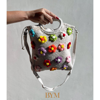 สินค้ามาใหม่ BYM BAG กระเป๋าถักโครเชย์สีขาวพร้อมตกแต่งดอกไม้ไหมพรม น่ารัก งานทำมือทั้งใบ