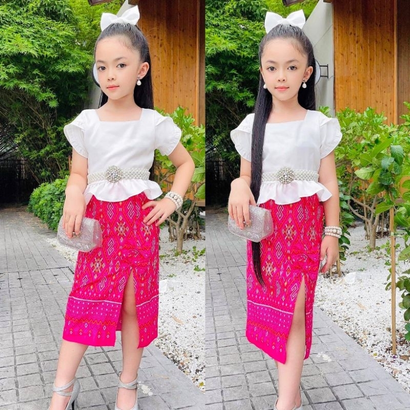 Kw // ชุดไทยประยุกต์เด็กหญิง เซ็ท 3 ชิ้น เสื้อคอเหลี่ยมแขนดอกยังระบาย+กระโปรงยาวผ่าหน้า ผ้าไทยพิมพ์ SSS (แถมโบคาดผม)