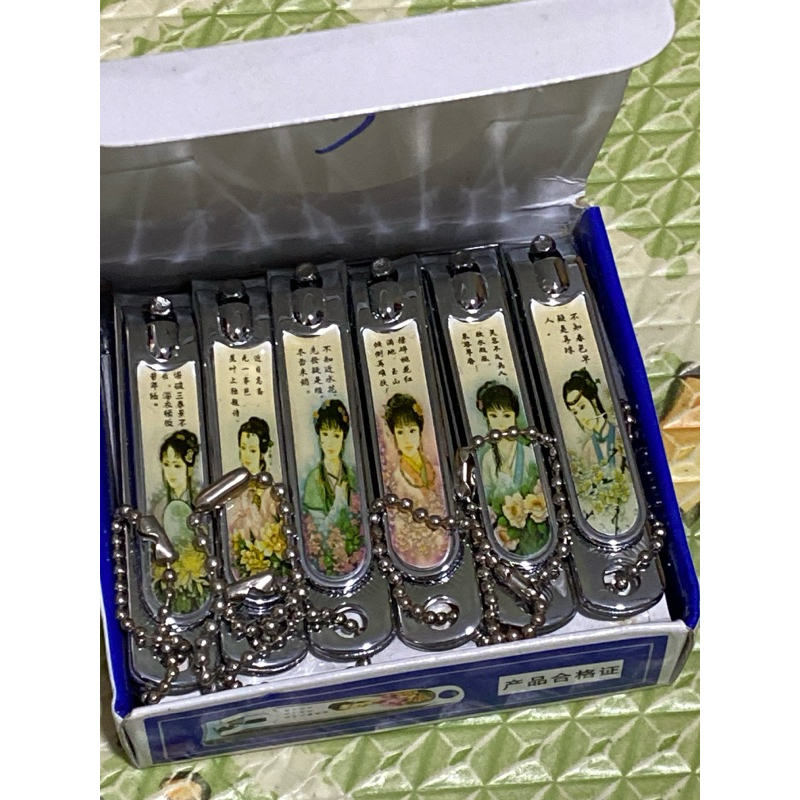 กรรไกร ตัดเล็บ cx ลาย ญ จีน 1 กล่อง มี 12 ชิ้น ยาว ประมาณ 6.5 ซม.