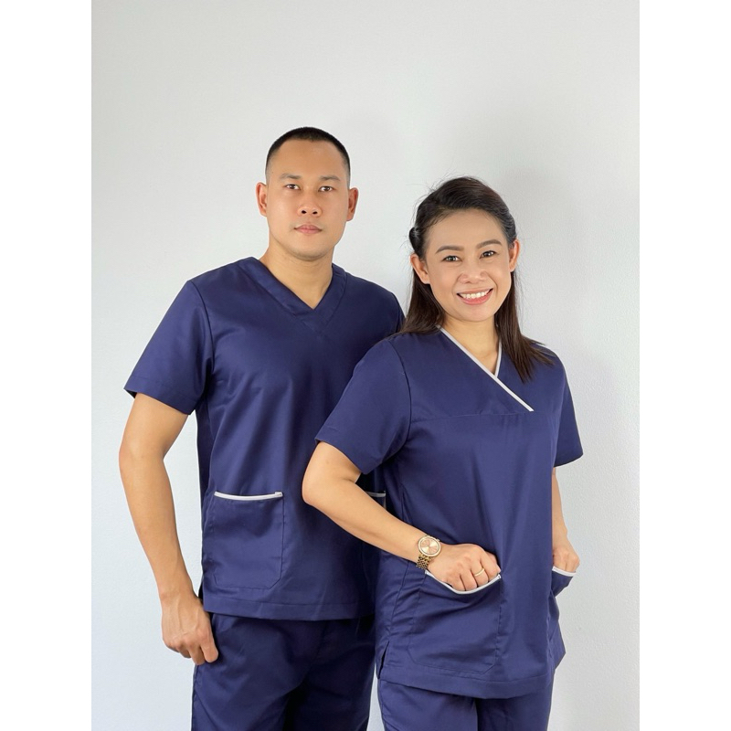 ชุดสครับ(ปักชื่อฟรี)ชุดแพทย์ ชุดพยาบาล ชุดยูนิฟอร์มการแพทย์ (คอวีมีขลิบ) XS - 3XL