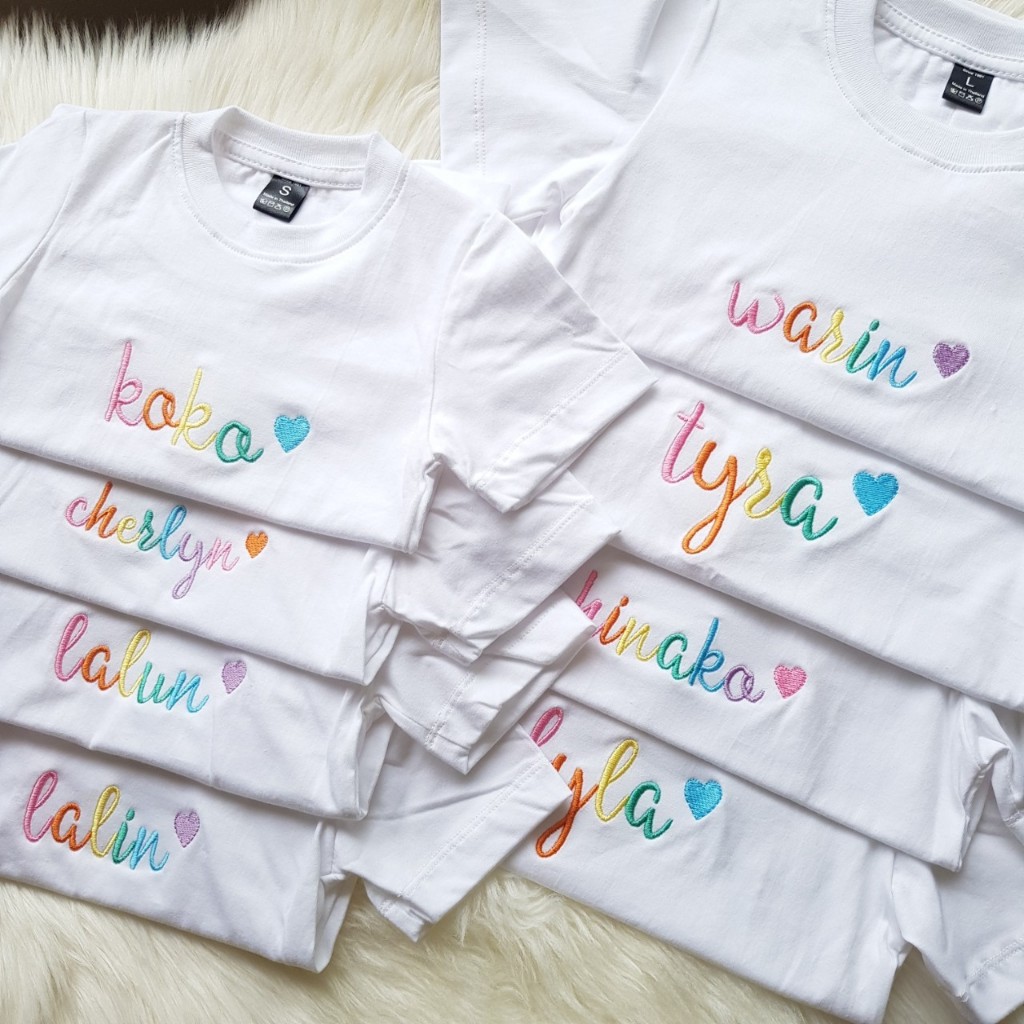 เสื้อยืดครอบครัว พ่อ แม่ลูก สีขาว ปักชื่อ ด้ายสี Rainbow ผ้า COTTON 100% เนื้อผ้าหนานุ่ม ไม่บาง - รูปที่ 6