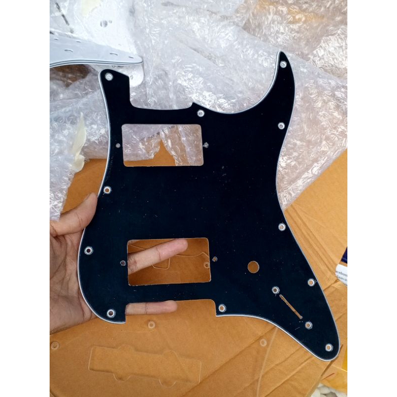 Pickguard stratocaster jim root signature.