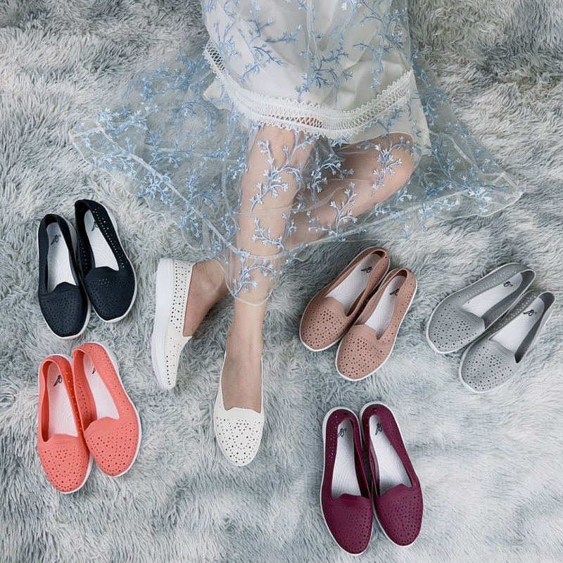 ( 6063 คัดชูยาง ) สินค้าคุณภาพดีมาก นิ่ม ไม่กัดเท้า ระบายอากาศได้ดี ไซร้ 36-41