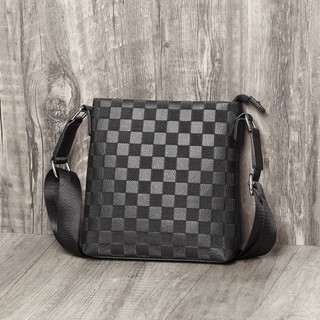 กระเป๋าสะพายข้าง หนังPU แบบตาหมากรุก Crossbody bag ผู้ชาย กระเป๋าสะพายพาดลำตัว รุ่น 8079