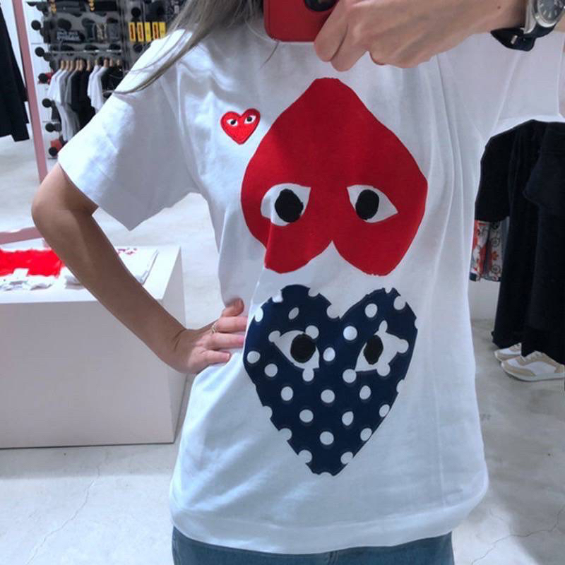 PLAY COMME des GARCONs เสื้อยืดสีขาว ลายใจกลับหัว-ลายจุดใจแดง