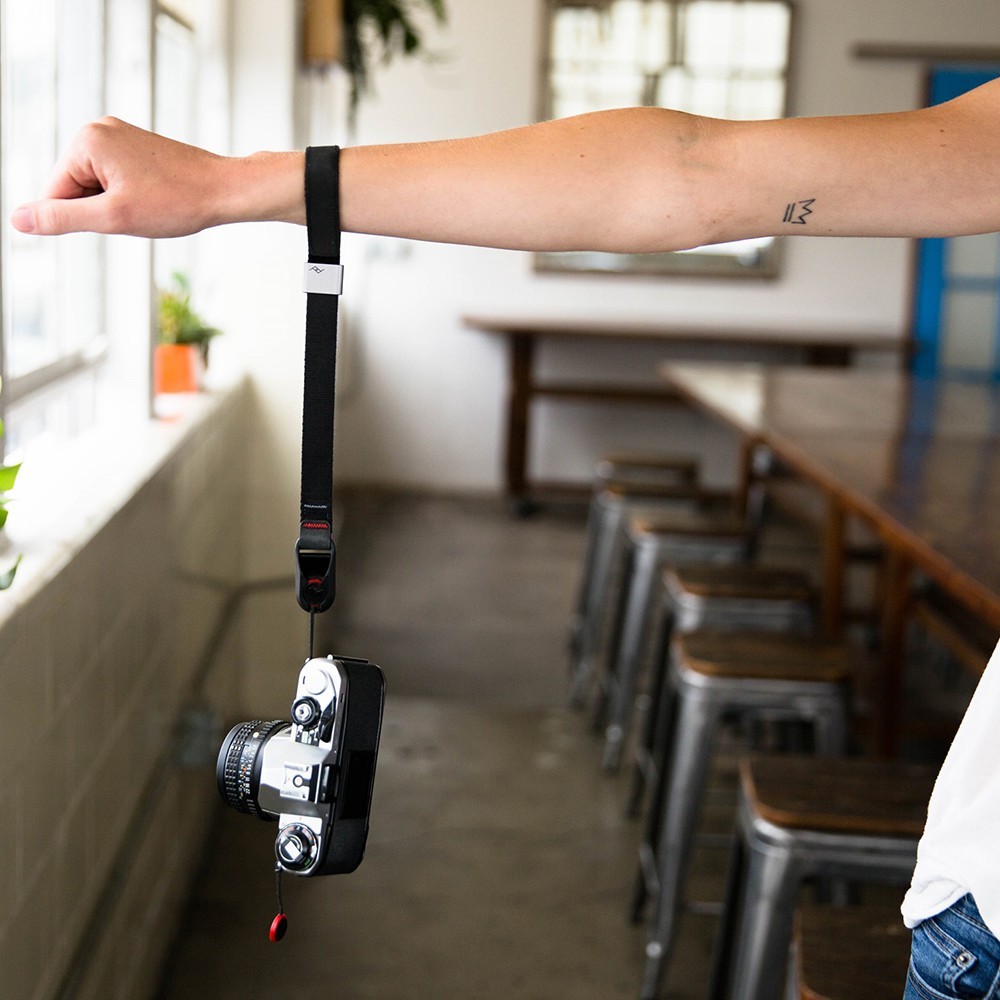 Peak Design Cuff Wrist Strap สายคล้องมือ Cuff โฉมใหม่ จาก Peak Design (สีดำ)