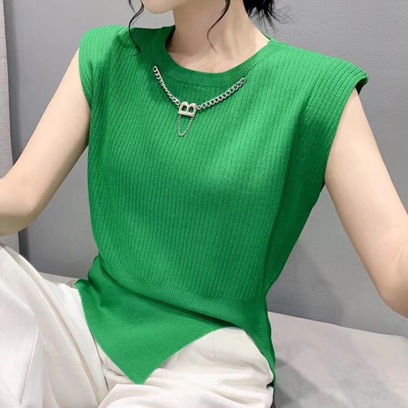 พร้อมส่ง เสื้อไหมพรมคอกลม แต่งสร้อย B สีเงิน แขนกุด เสริมไหล่ ชายเสื้อผ่าข้าง แฟชั่นนิสต้า