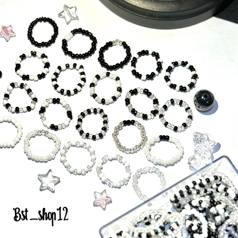 พร้อมส่ง แหวนลูกปัดยางยืด น่ารักๆ โทนสี ขาว-ดำ