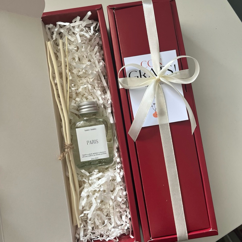 44 Gift box ไม้หอมกระจายกลิ่น size s 30 ml. กล่องสีแดง โบว์สีครีม กระดาษฝอยสีครีม มีการ์ดหน้ากล่อง ของขวัญ