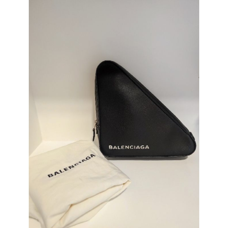 Balenciaga triangle clutch สีดำ มือสอง สภาพเหมือนใหม่ ไม่มีตำหนิ ภายในมีร่องรอยการใช้งานเล็กน้อย 100% authentic  ของแท้