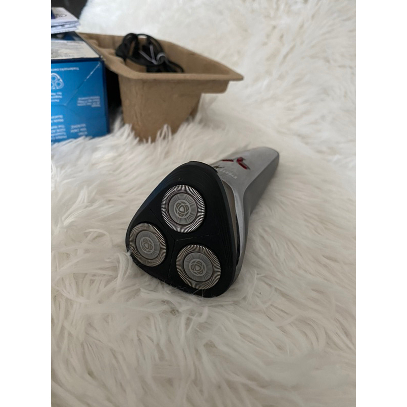ใหม่มาก!!!! Philips Personal เครื่องโกนหนวดไฟฟ้าSeries 1000 S1301/02 ใช้งานจริงแค่ 2 ครั้ง อุปกรณ์คร