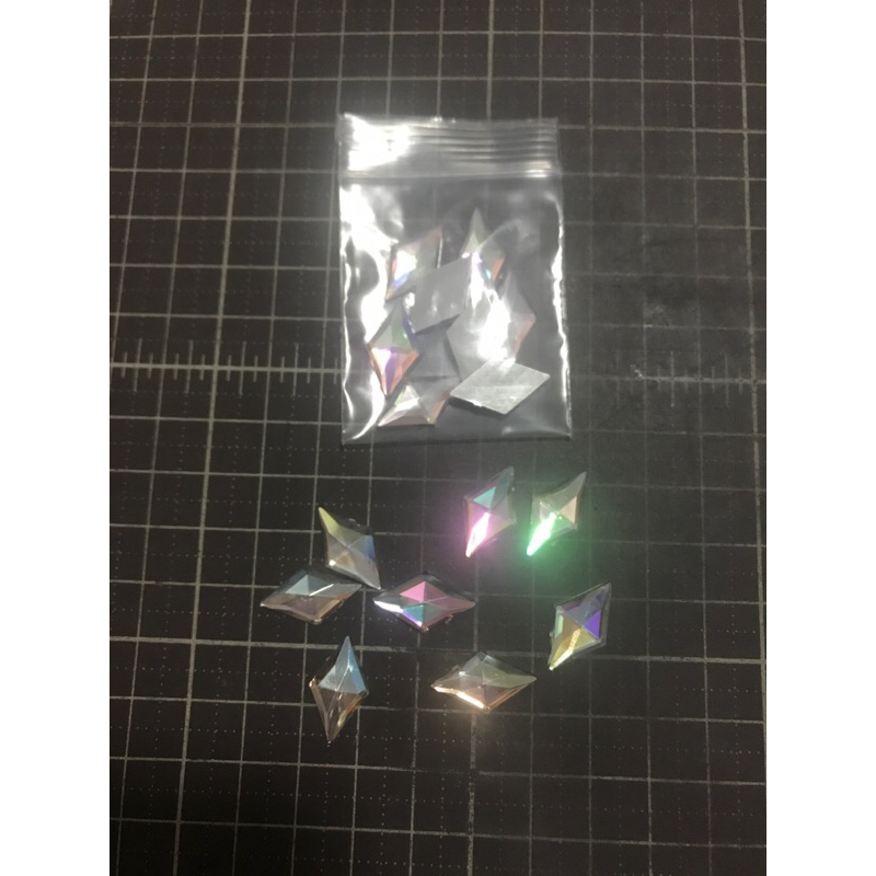 KHMรหัส299พลอยทรงสี่เหลี่ยมขนมเปียกปูนสีขาวมุก 1*1.9ซม. 8 ชิ้น ราคา 32 บาท