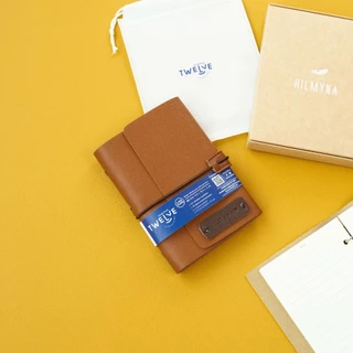 สลักชื่อฟรี HILMYNA Twelve Notebook BM2(NIGHT)สมุดบันทึกปกหนังเปลี่ยนกระดาษได้ A6 ดีไซน์สายรัดยางยืด