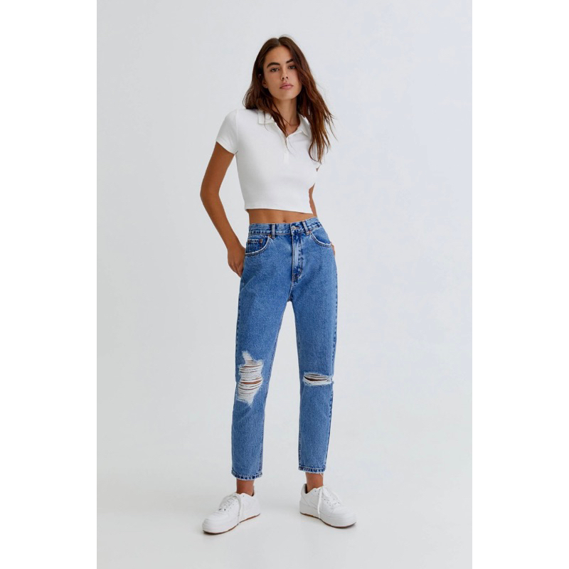 กางเกงยีนส์  Pull & Bear mom jeans with ripped detailling