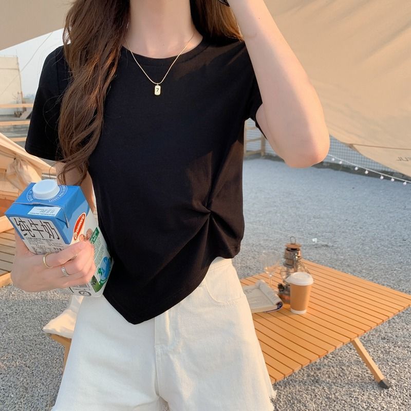 เสื้อแฟชั่นเกาหลี ผูกปมทีปลายเสื้อเล็กๆ เพิ่มดีเทลให้ดูมีอะไร คอกลม แขนสั้น พร้อมส่ง