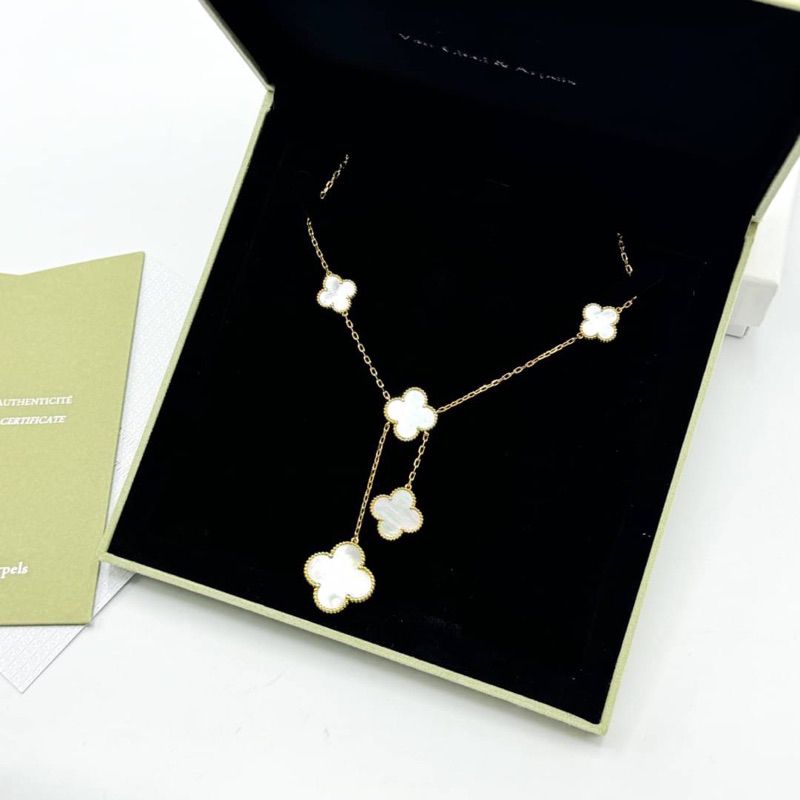 Van cleef and arpels necklace  ราคา 3,400.-