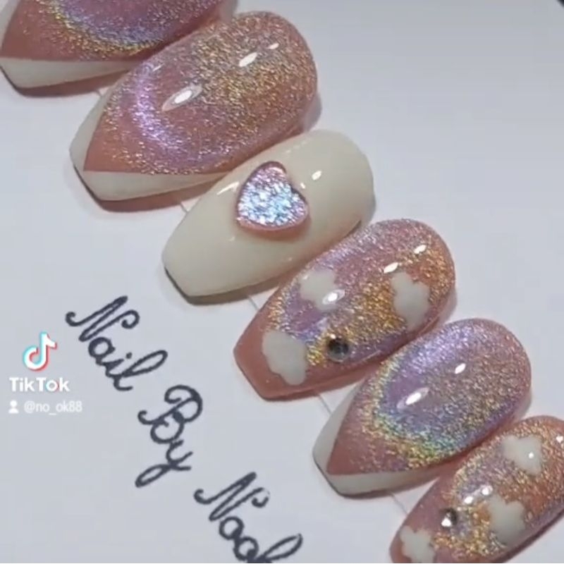 เล็บสีนู้ดชมพูลูกแก้วโฮโลแกรม☁🌈 เพ้นท์ลายเมฆ ☁ติดหัวใจ(เล็บปลอมเจลพร้อมกาว+ตะไบ)🌈